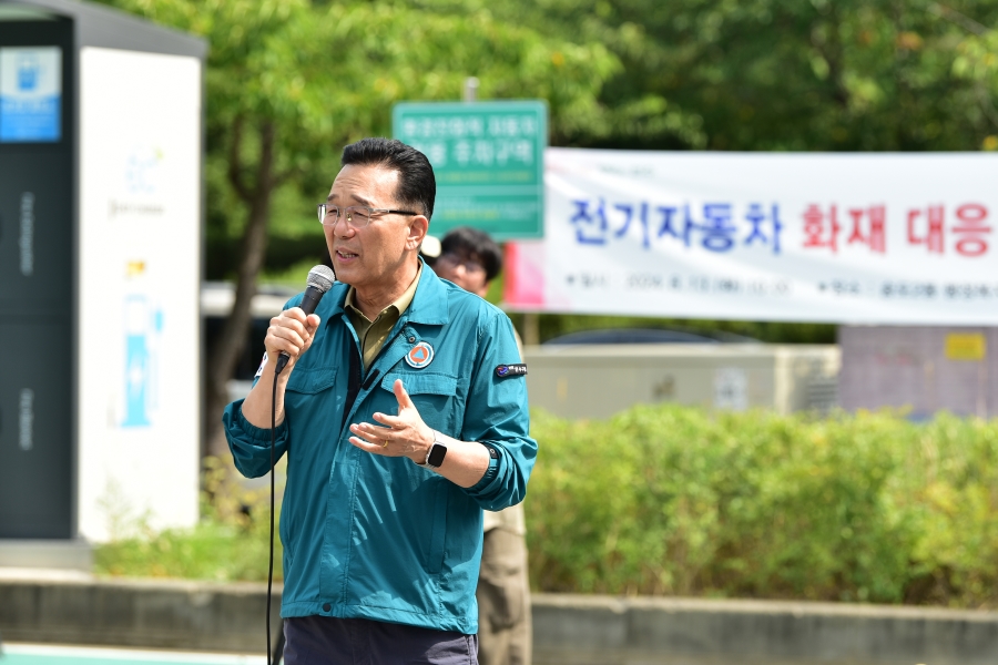 연수구는 13일 송도2동 행정복지센터 주차장에서 지역주민을 대상으로 인천송도소방서 미래119안전센터와 함께 전기차 화재 대응 민관 합동교육을 진행했다